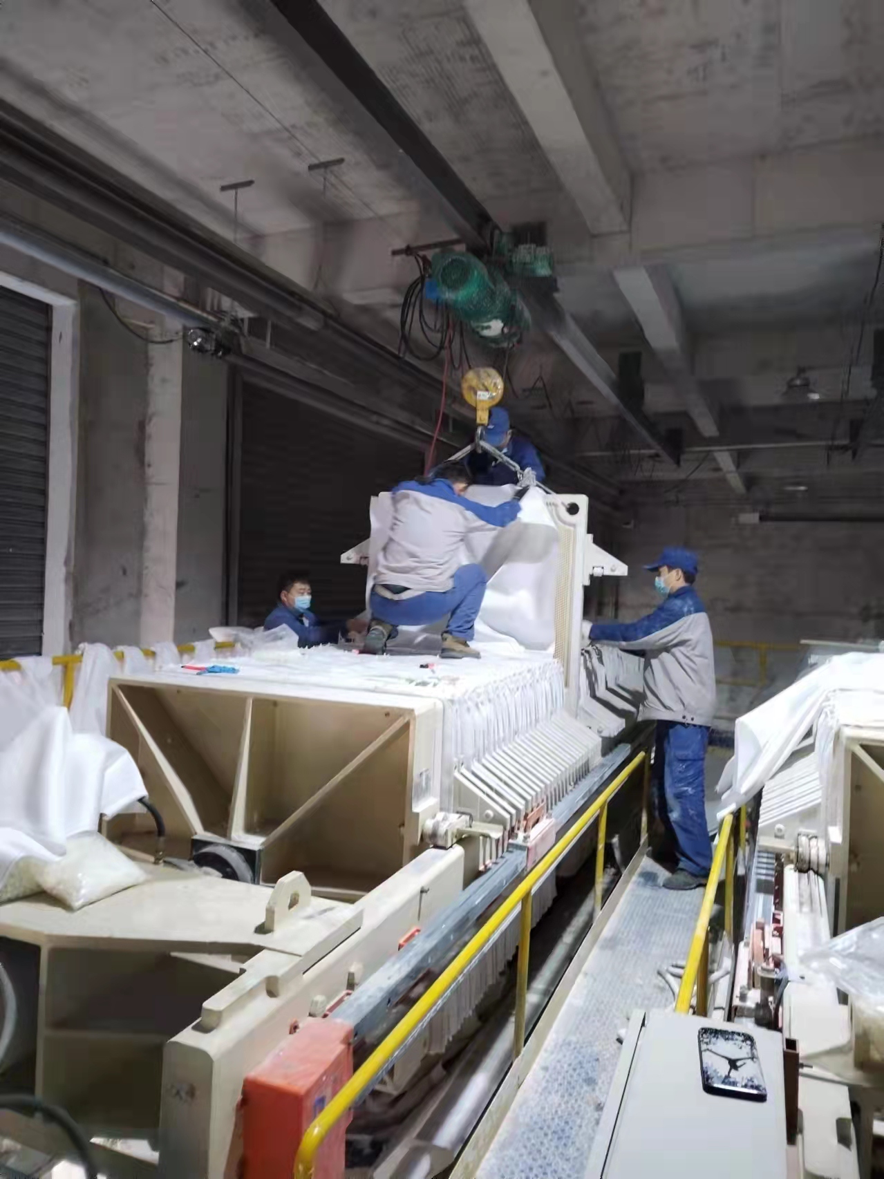 光伏新材料:春寒料峭斗志昂,爭分奪秒換布忙