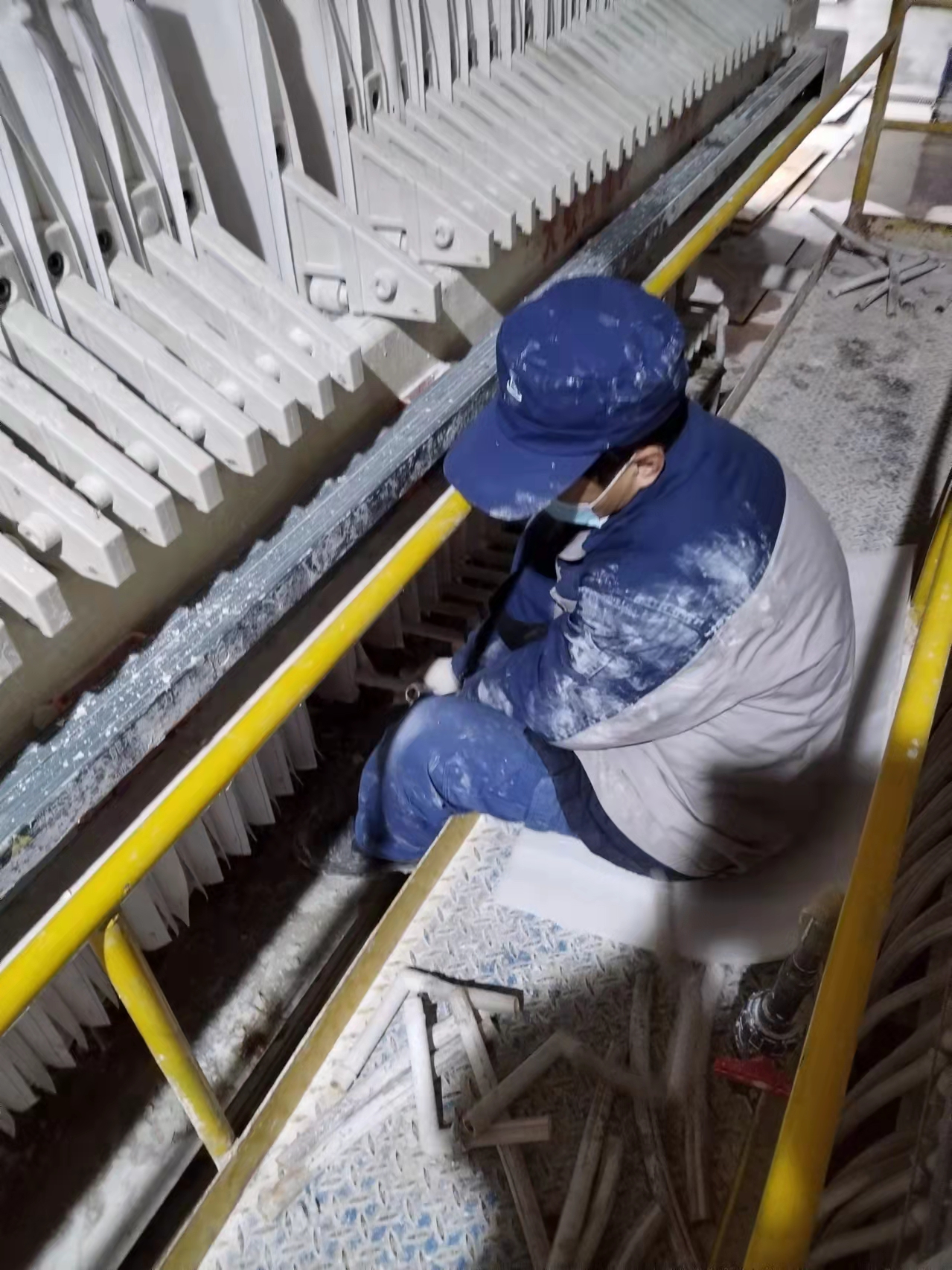 光伏新材料:春寒料峭斗志昂,爭分奪秒換布忙