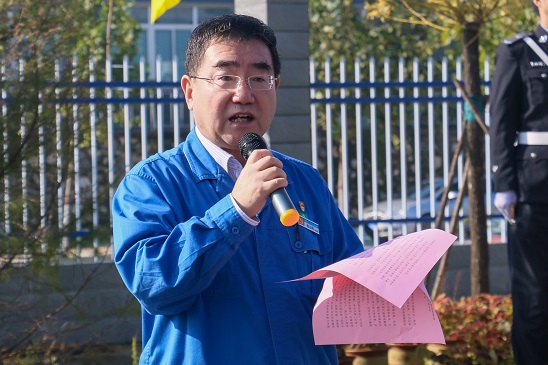 五星紅旗，我愿做你光華中淡淡的一筆——安彩高科舉行 國慶升旗儀式