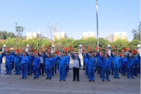 凝心聚力謀發(fā)展,砥礪奮進(jìn)向未來——許昌安彩舉行國慶升國旗儀式